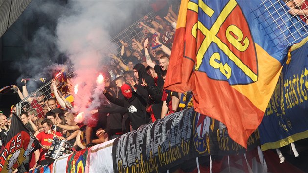 Sparťanští fanoušci si poslední ligový zápas proti Jihlavě užívali se vším všudy.