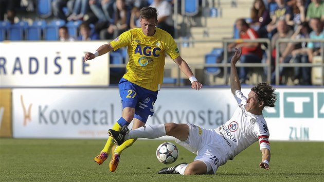 Slovck stoper Jan Trousil (vpravo) blokuje Egona Vcha z Teplic.