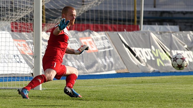 Znojemsk glman Vlastimil Hrub inkasuje druh gl z penalty v utkn proti Dukle Praha.