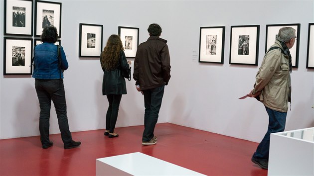 Záběr z velké pařížské retrospektivy Henriho Cartier-Bressona