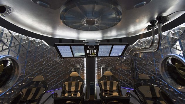 Kabina modulu Dragon V2 při představení makety lodi na konci května 2014