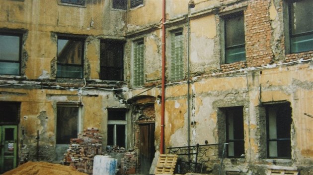 Dvr sodovkrny v roce 1993, rodina Vavruk pevzala tovrnu v zuboenm stavu. 