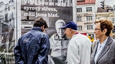 Kolemjdoucí si p�ed mobilním studiem  Pam�ti národa uv�domovali, �e si...