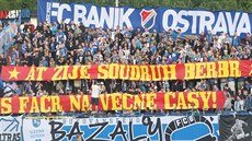 Jeden z četných transparentů fanoušků Baníku Ostrava a Slavie Praha. (31....
