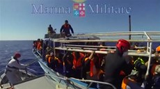 Dal�í uprchlíci pluli do Itálie na p�epln�ných �lunech