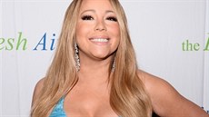 Mariah Carey dnes. Vlasy má napletené, zahutné a prodlouené.