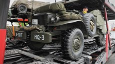 Nakládka historických vojenských vozidel z druhé světové války, která se...