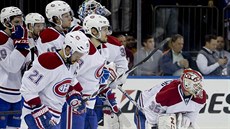 Zklamaní hokejisté Montrealu po poráce s New York Rangers.