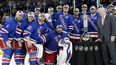 Hokejisté New York Rangers pózují s Prince of Wales Trophy pro vítze Východní...