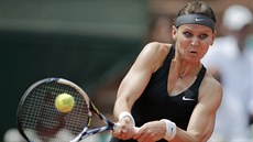 Lucie Šafářová vrací míček na Srbku Ivanovičovou ve 3. kole Roland Garros.