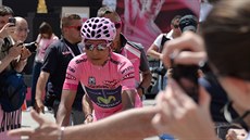 Kolumbijský cyklista Nairo Quintana v rovém trikotu na startu 20. etapy Giro...