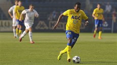 KUPEDU. Teplický záloník Franci Litsingi postupuje s balónem v utkání na pd...