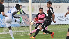 Úto�ník Baníku Ostrava Francis Narh (v bílém) se sna�í p�ekonat slávistického...