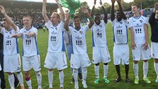 D�KOVA�KA. Fotbalisté Baníku Ostrava slaví s fanou�ky skalp pra�ské Slavie.