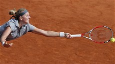 Česká tenistka Petra Kvitová se snaží odvrátit míček, který na antukovém dvorci