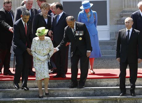 Barack Obama pomh britsk krlovn Albt II. pi pprav hromadnho focen...