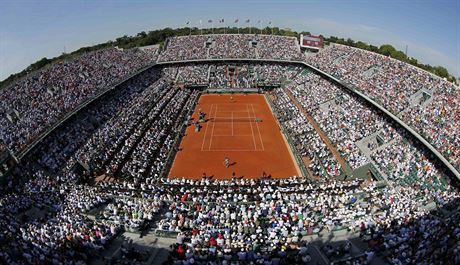 Pohled na kurt Philippa Chatriera v semifinále Roland Garros.