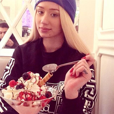 To rapperka Iggy Azalea vsadila na klasiku: vyfotila se se zmrzlinovm pohrech...