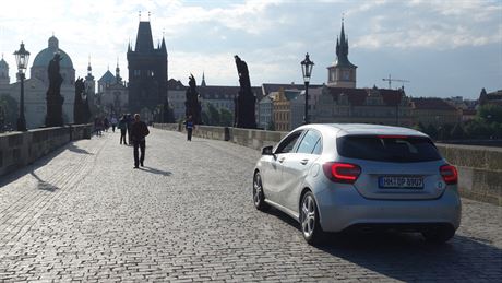 Auto se tveicí zahraniních turist se projídlo po Karlov most (31.5.2014)