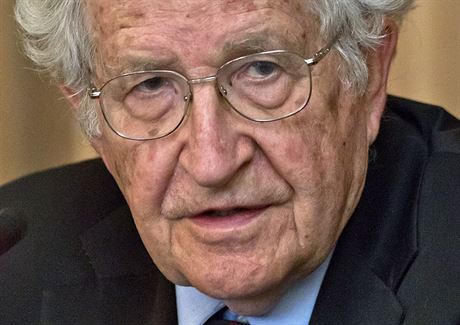 Noam Chomsky pi své pednáce na praské Akademii vd. (2. ervna 2014)