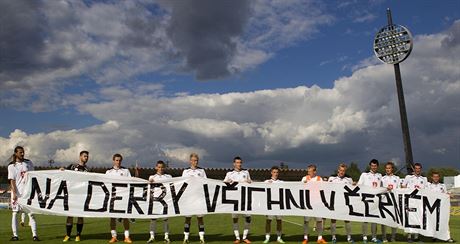 Hradetí fotbalisté vyzvali své fanouky, aby pili na derby s Pardubicemi v...