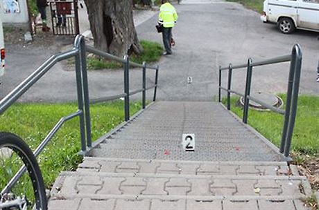 Cyklista chtl svoje zranní na schodech utajit, prozradily ho vak brzdné...