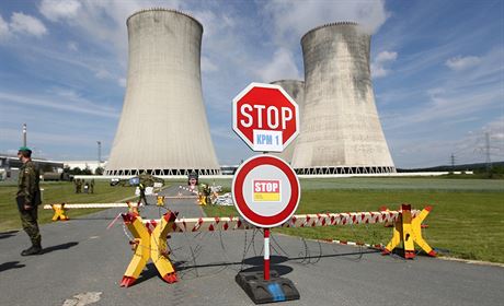 Provoz jaderné elektrárny Dukovany by aktivisté z Rakouska nejradji zastavili. Nai jiní sousedé z ní vak odebírají dv tetiny vyrobené energie. Ilustraní snímek