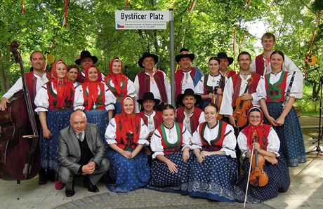 U svcení nového námstí v nmeckém mst Salzkotten byl i folklórní soubor...