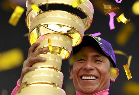 Kolumbijsk cyklista Nairo Quintana s trofej pro vtze Girod Italia.