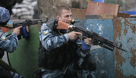Písluníci ukrajinských bezpenostních sloek u Slavjansku (31. kvtna 2014)