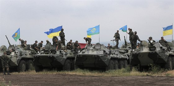 Transportéry ukrajinských výsadkářů nedaleko Slavjansku (31. května 2014)