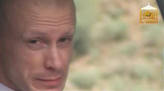Zábr z videa, na kterém je zachyceno pedání amerického vojáka Bowe Bergdahla.