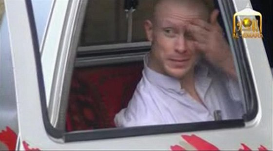 Zábr z videa, na kterém je zachyceno pedání amerického vojáka Bowe Bergdahla