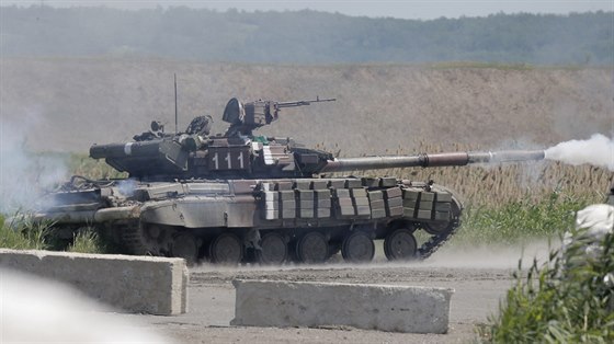 Ukrajinský tank pálí na pozice povstalc u Slavjansku (6. ervna 2014)