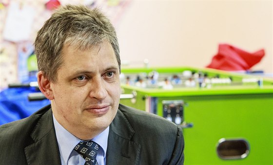 Ministr pro lidská práva Jiří Dienstbier při návštěvě nízkoprahového centra pro děti v Kadani