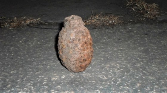 Muž zrezivělý granát nalezl na nedalekém železničním náspu.
