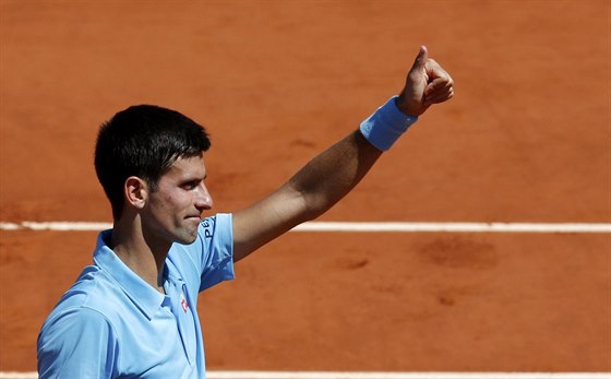 Srbský tenista Novak Djokovi zdraví diváky po postupu do finále Roland Garros.