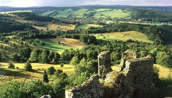Vyhlídka z hradu Toltejn do pohádkové krajiny Luických hor