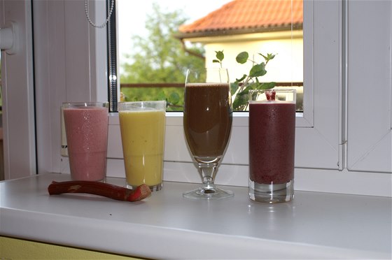 Rebarborové, mangové, Katino snídaové a Pepkovo smoothie, pijte zleva doprava