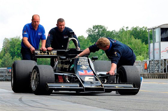 Lotus 77 alias John Player Special MkII pi testování na brnnském okruhu