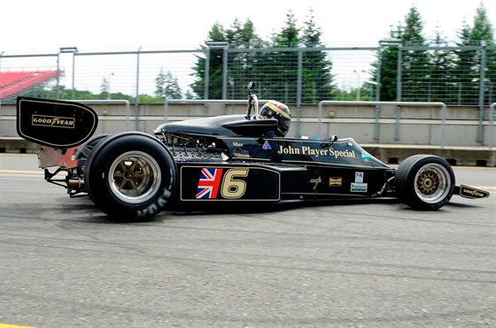 Lotus 77 alias John Player Special MkII pi testovn na brnnskm okruhu