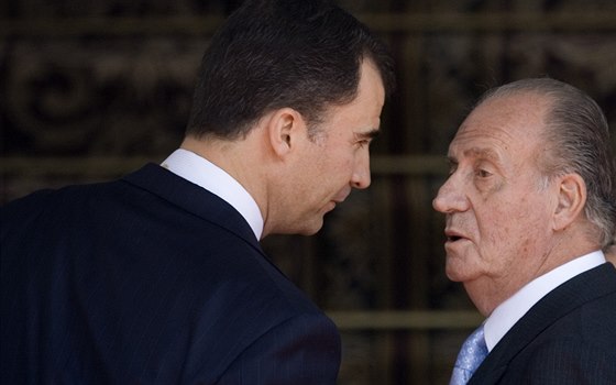 Na archivním snímku z roku 2008 panlský král Juan Carlos I. hovoí se svým...