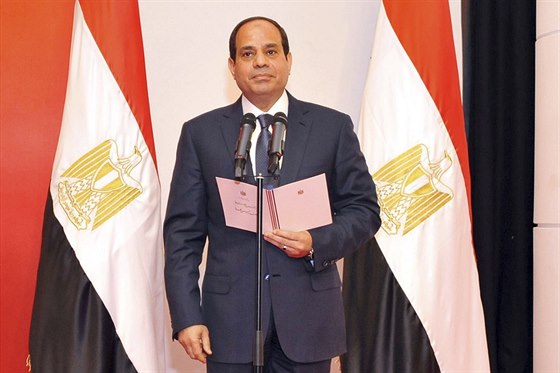 Bývalý éf armády Abdal Fattáh Sísí skládá písahu jako nový prezident Egypta...