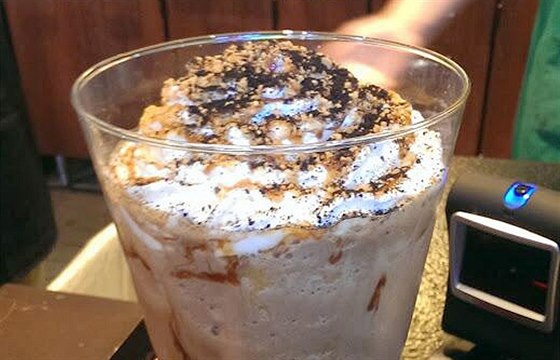 edesát kávových nápoj Frappuccino ze sít Starbucks