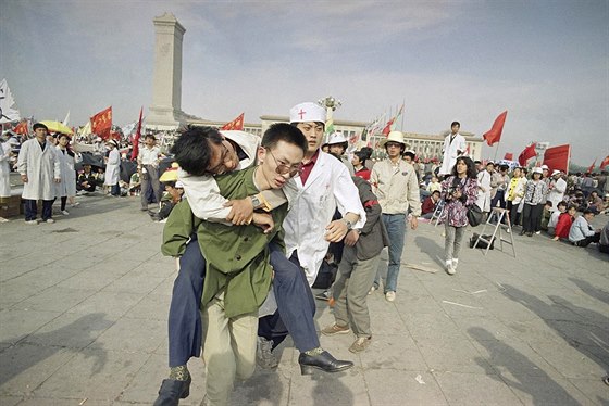 Kdy komunistický reim na jae 1989 odmítl s demonstranty diskutovat, zahájili...