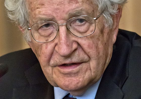 Noam Chomsky pi své pednáce na praské Akademii vd. (2. ervna 2014)