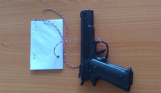 Zapalovač ve tvaru pistole zabavila policie jako důkaz. (2. 6. 2014)