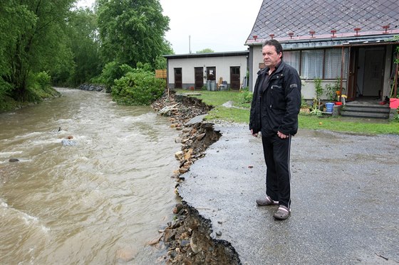 Pavel Kopecký z Jesenicka ped svým domem ohroeným povodní