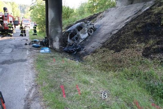 Po nárazu do mostního pilíře uhořel na Jičínsku řidič. (7. června 2014)