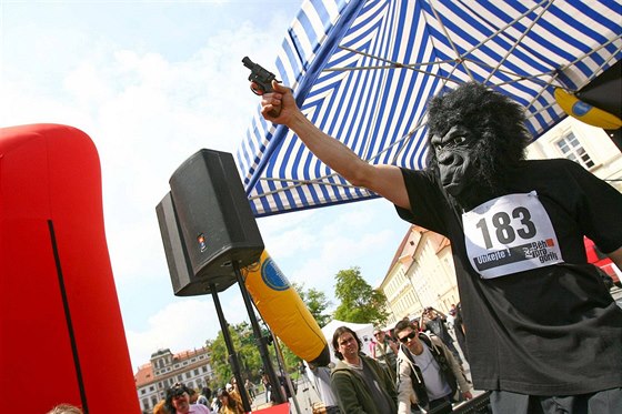 Start prvního ročníku Běhu pro gorily na Hradčanském náměstí. (22. května 2010)
